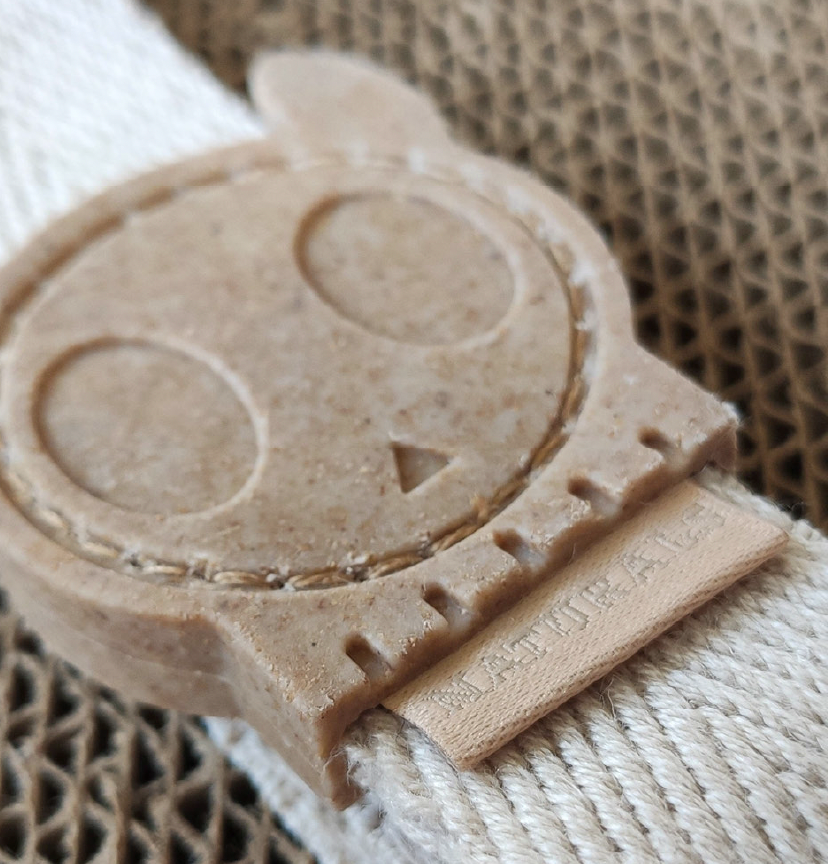 Close-up view of the Ruff-Leash 2.0 Dune emphasizing its premium hardware and secure clasp.