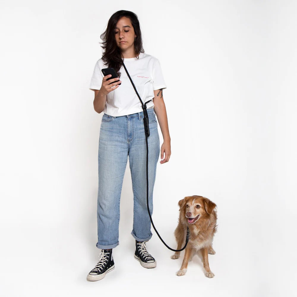 View of the Hands-free Leash Gotham attached to a dog's neck, showcasing its comfortable fit and secure attachment.