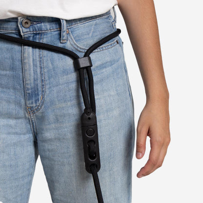  Front view of the Hands-free Leash Gotham highlighting its secure clasp and sleek finish.